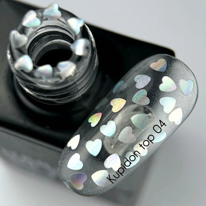 NAILSOFTHEDAY Kupidon Top 04 — top coat con corazones holográficos, sin capa pegajosa, 10 ml.