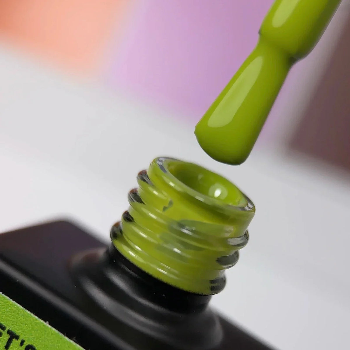 NAILSOFTHEDAY Let’s special Pantone2025/4 — esmalte semipermanente verde oliva, que cubre en una capa, 10 ml.