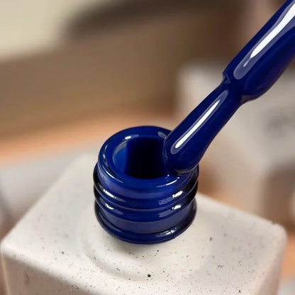 NAILSOFTHEDAY Gel Polish Indigo — esmalte semipermanente azul índigo intenso con cobertura completa en una sola capa. 10 ml.