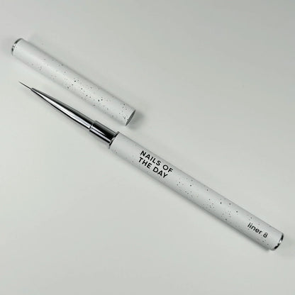 NAILSOFTHEDAY Professional Brush Liner — pincel profesional metálico con tapa, diseñado para trazos finos y detalles, liner de 8 mm.