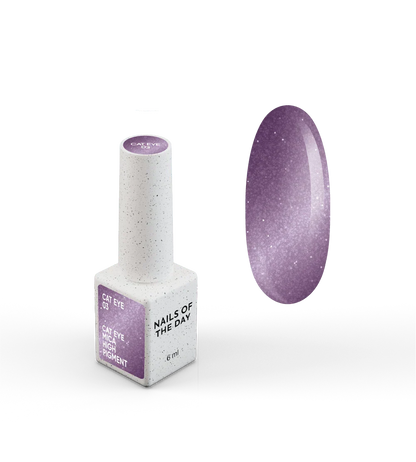 NAILSOFTHEDAY Gel Polish Cat Eye 03 — esmalte semipermanente lila efecto ojo de gato con partículas metálicas finas y un ligero efecto reflectante. Cobertura total en una sola capa. 6 ml.