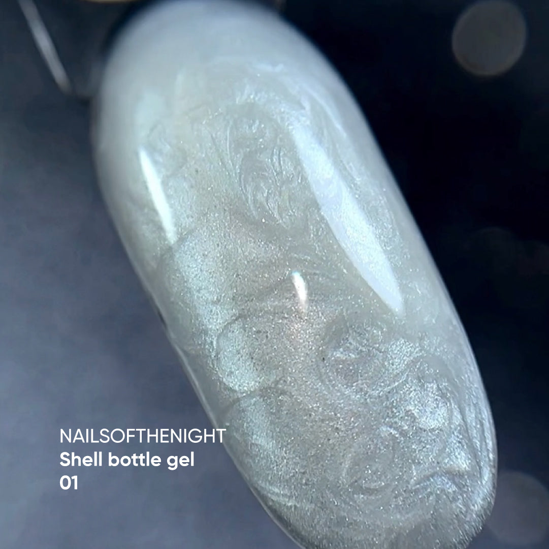NAILSOFTHENIGHT Shell bottle gel 01 — gel líquido ultrafuerte con función autonivelante y efecto perla para uñas, 10 ml