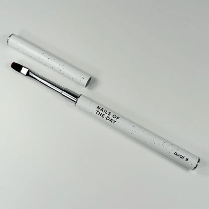 NAILSOFTHEDAY Professional Brush Oval — pincel profesional metálico con tapa, diseñado para la aplicación de gel, forma ovalada plana, 9 mm.