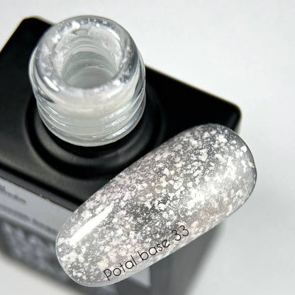 NAILSOFTHEDAY Potal base 33 — base semitransparente con destellos blancos y reflejos plateados finos, 10 ml.