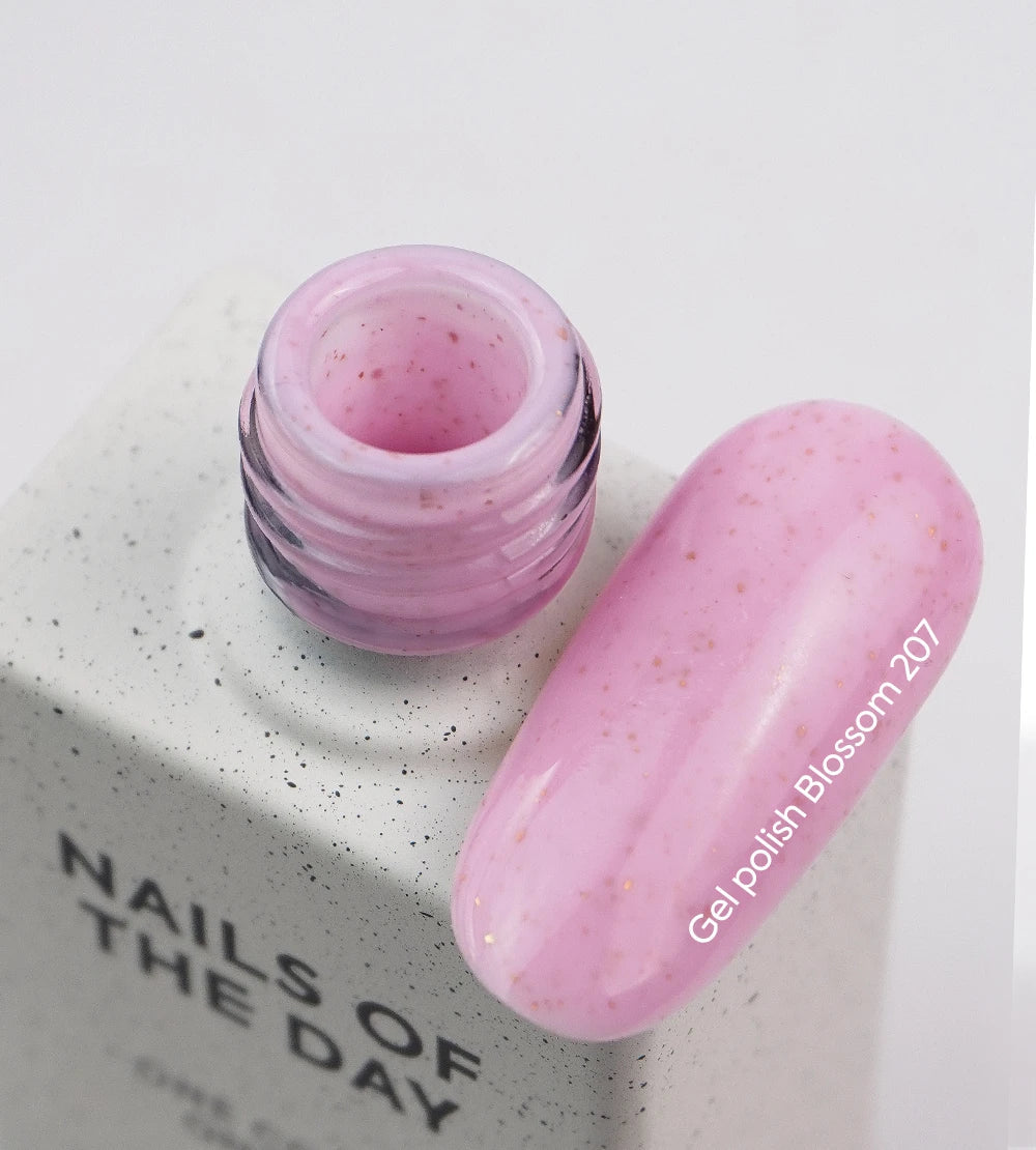NAILSOFTHEDAY Gel Polish Blossom — esmalte semipermanente rosa suave con pan de oro, cubre en una sola capa, 10 ml.