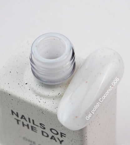 NAILSOFTHEDAY Gel Polish Coconut — esmalte semipermanente blanco lechoso con pan de oro, cubre en una sola capa, 10 ml.
