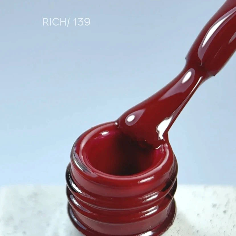 NAILSOFTHEDAY Gel Polish Rich — esmalte semipermanente rojo intenso con cobertura completa en una sola capa. 10 ml.